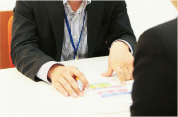 保険の問題点を説明している男性