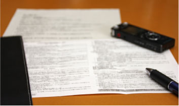 保険に関する書類がのったテーブル